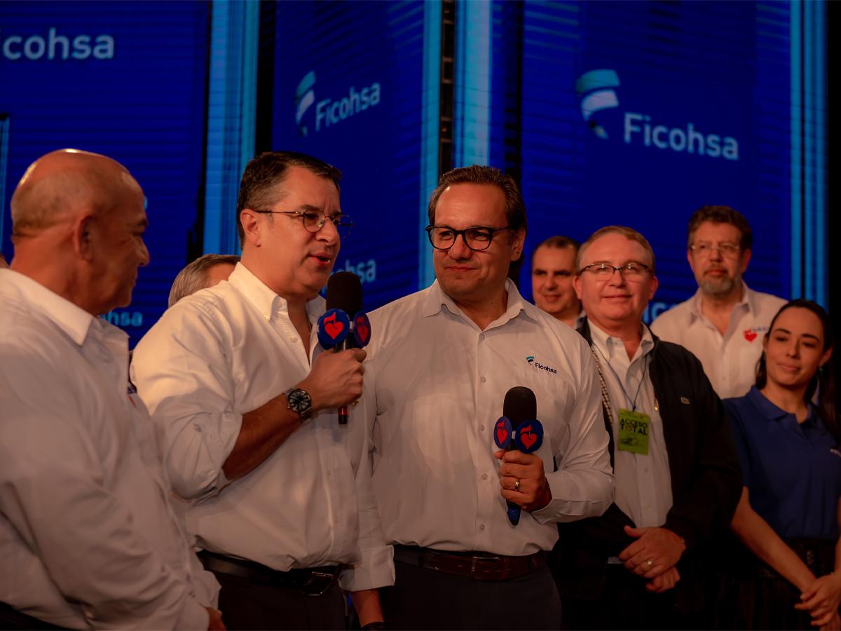 En representación de Grupo Ficohsa, German Castañeda entregó el donativo a los ejecutivos de Fundación Teletón.