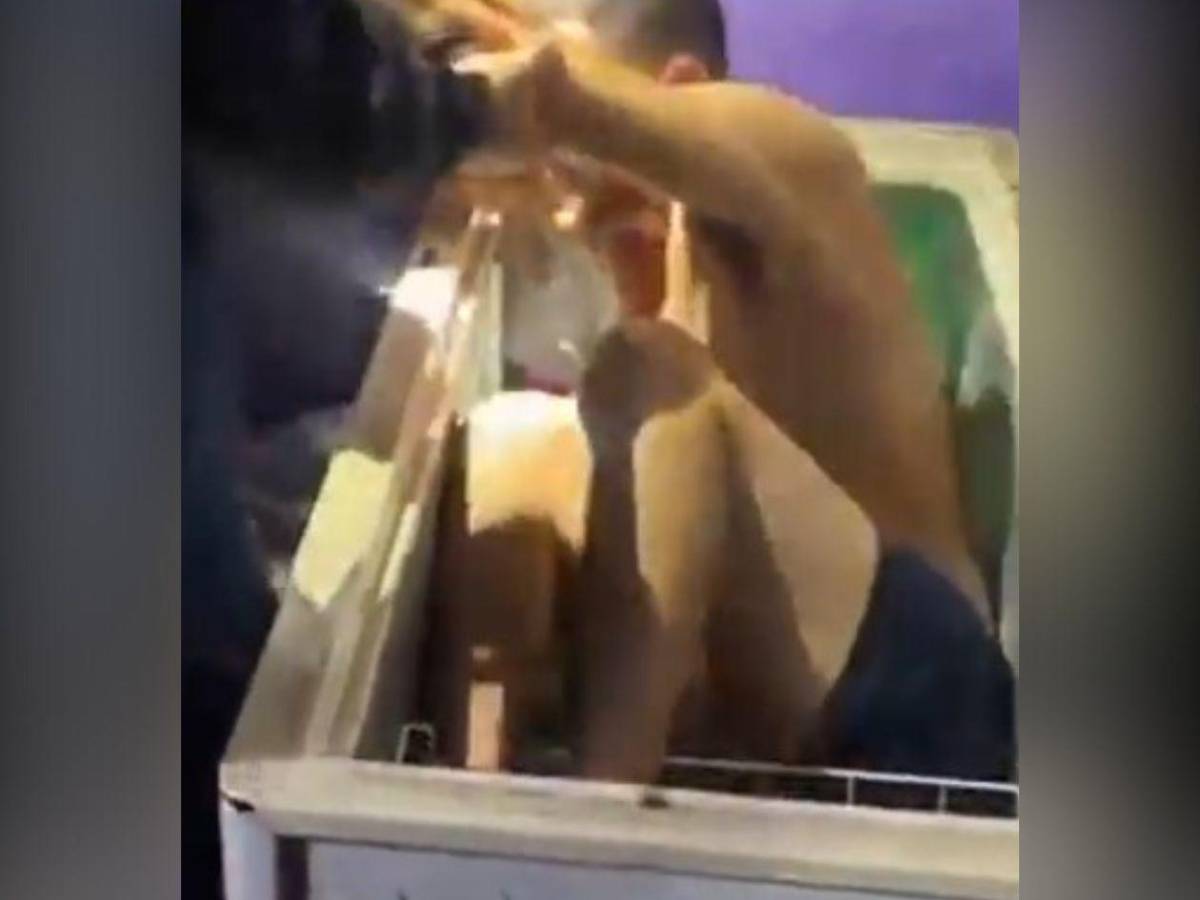 Ayúdeme, oficial: Policía encuentra a ladrón escondido en un congelador