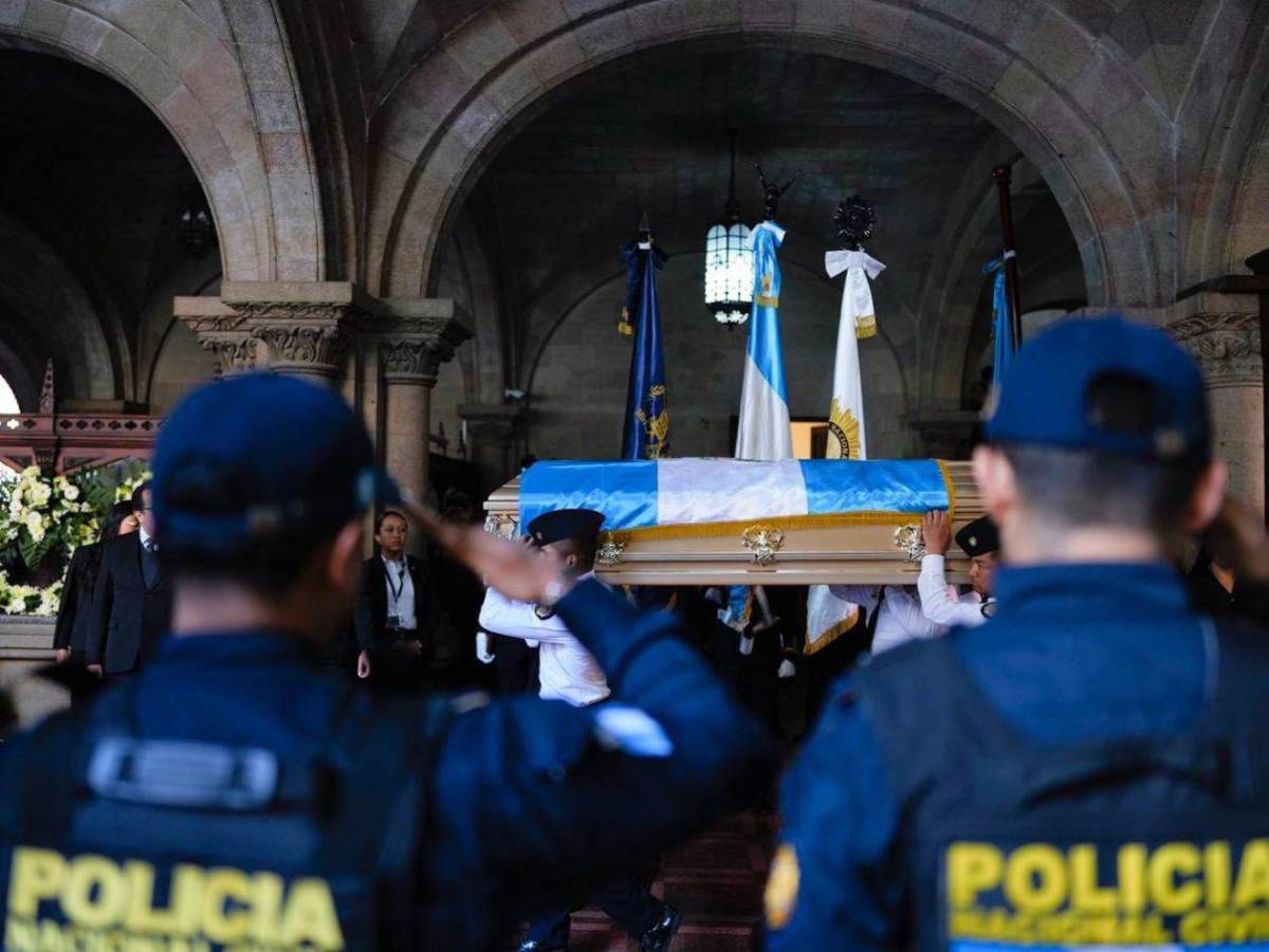 Así fue el emotivo homenaje a policías asesinados en motines en Guatemala