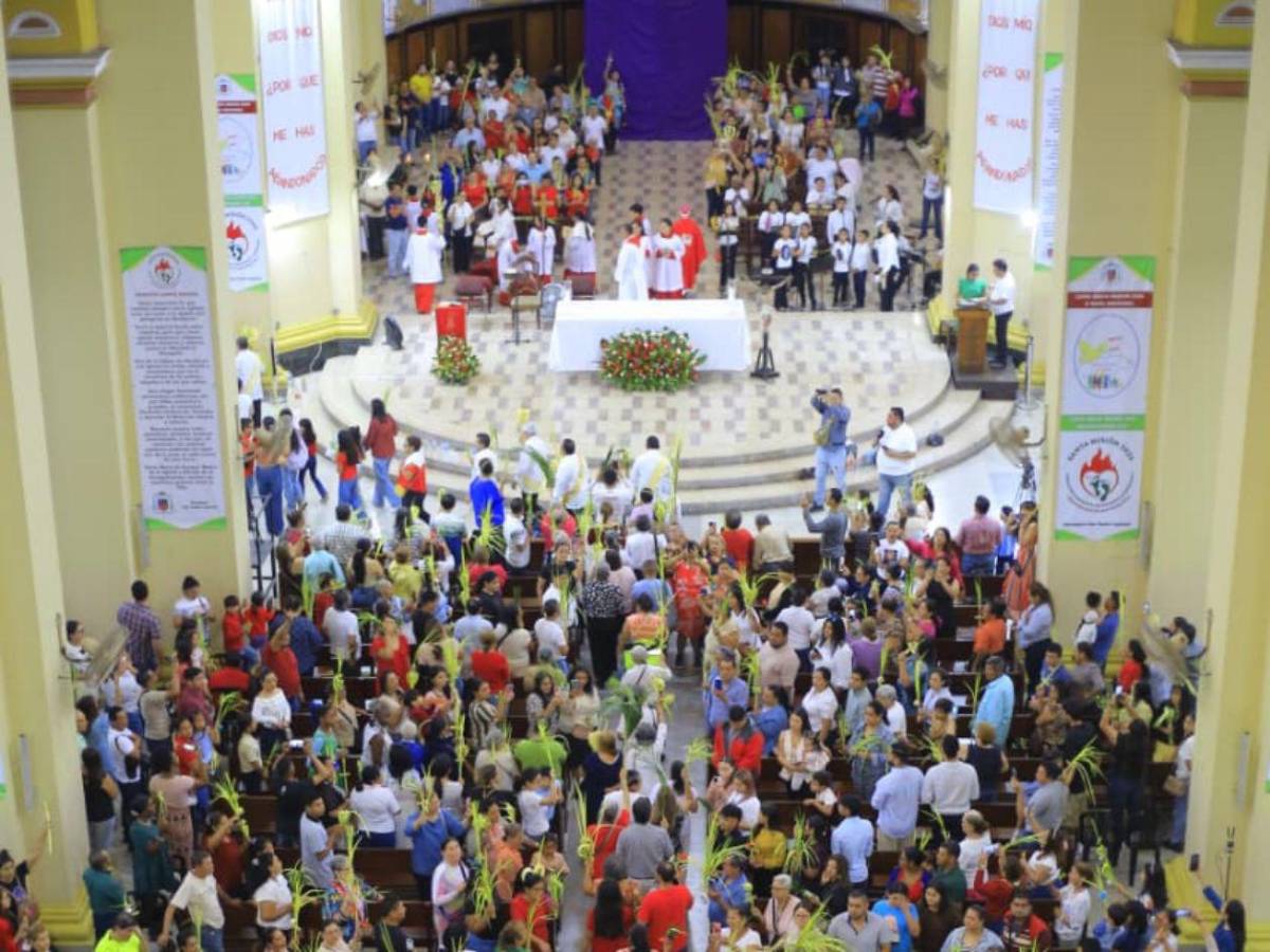Tradición y fe: feligreses de San Pedro Sula celebran el Domingo de Ramos