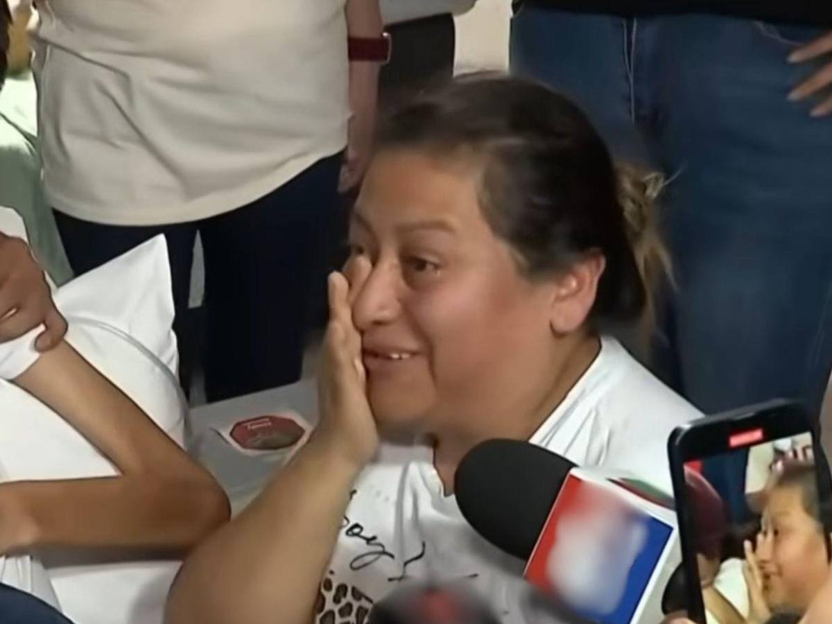 Entre lágrimas y abrazos: joven se reencuentra con sus padres tras proceso migratorio en USA