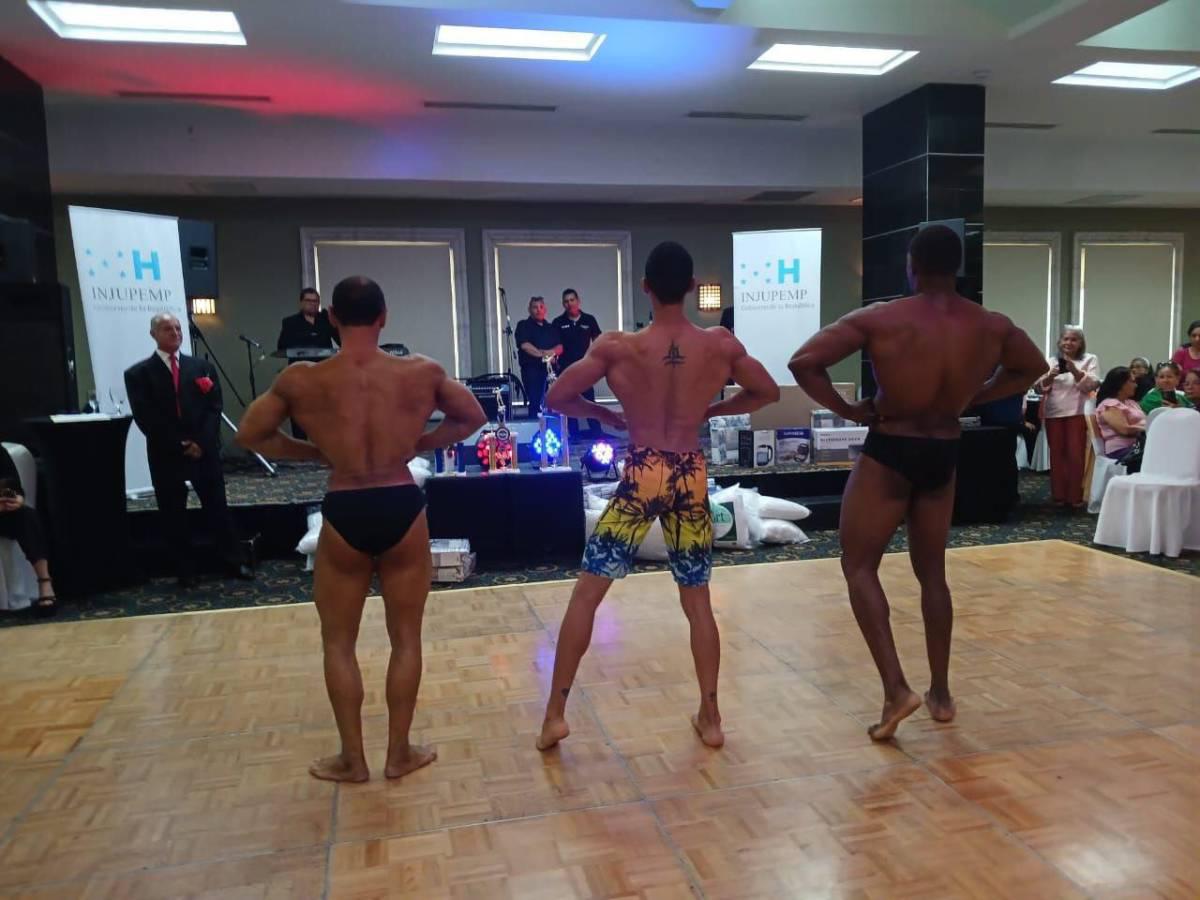 Injupemp celebra el Día de la Madre con hombres semidesnudos