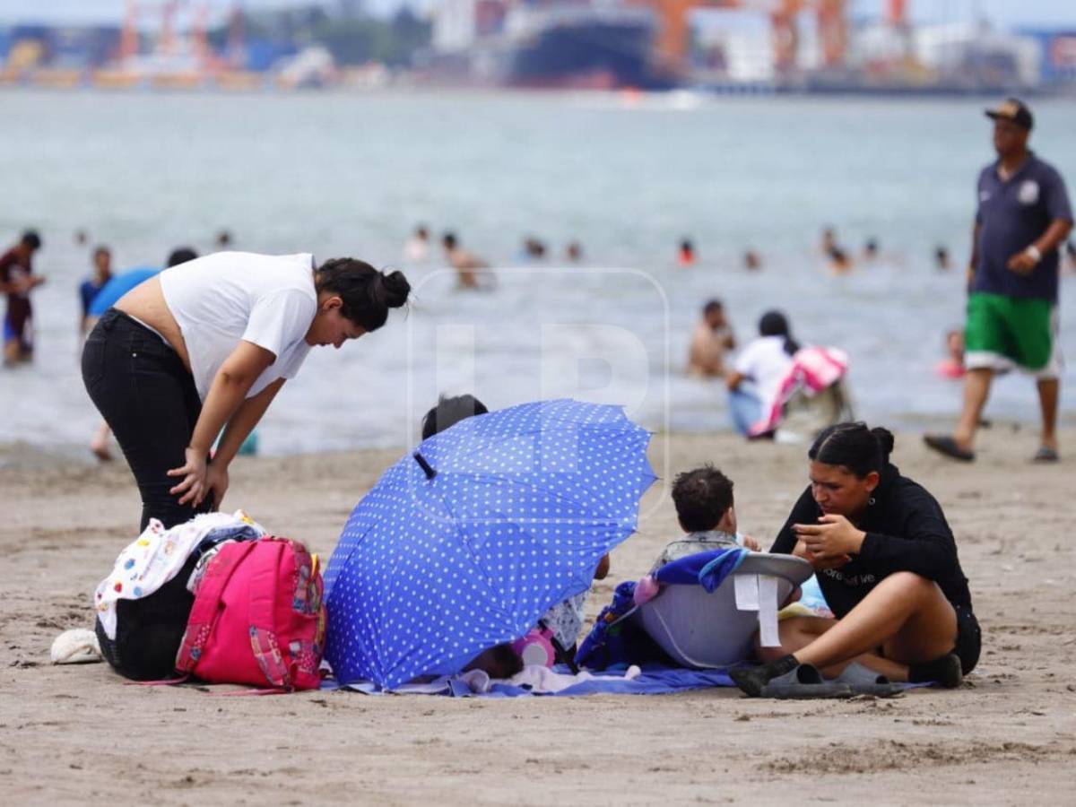 Sol, mar y alegría marcan el ambiente en Puerto Cortés