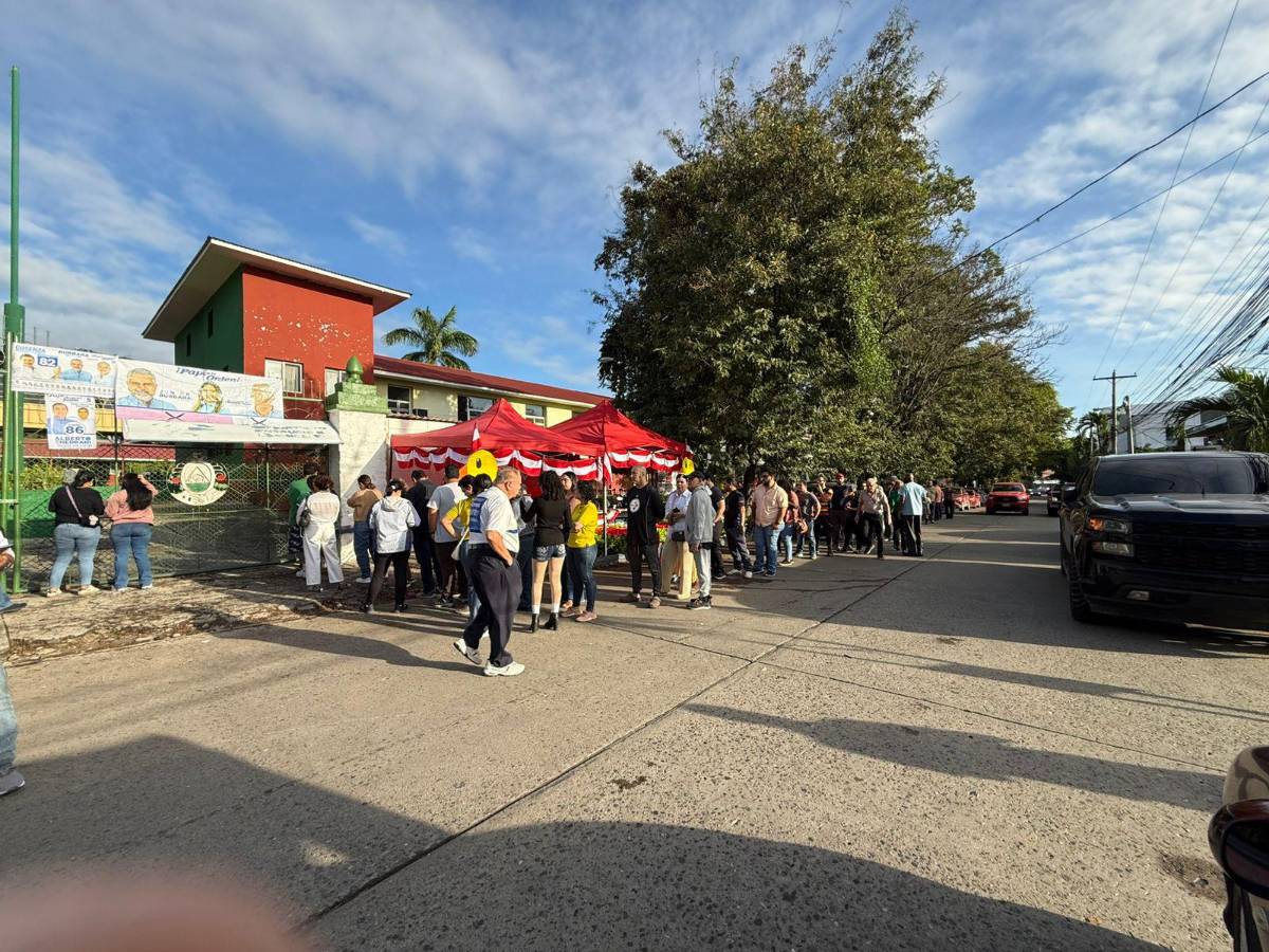 Sampedranos hacen filas desde temprano en los centros de votación de San Pedro Sula