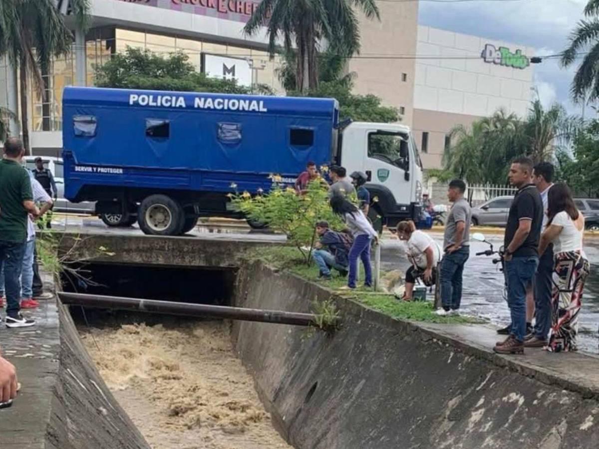 Ellos son el niño y el policía arrastrados por corriente de agua en San Pedro Sula