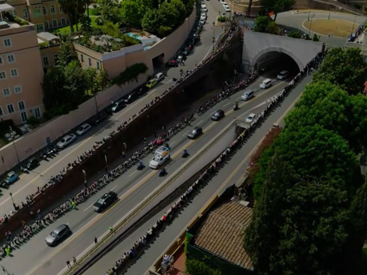 Histórica caravana: el papa Francisco es trasladado en papamóvil para su entierro