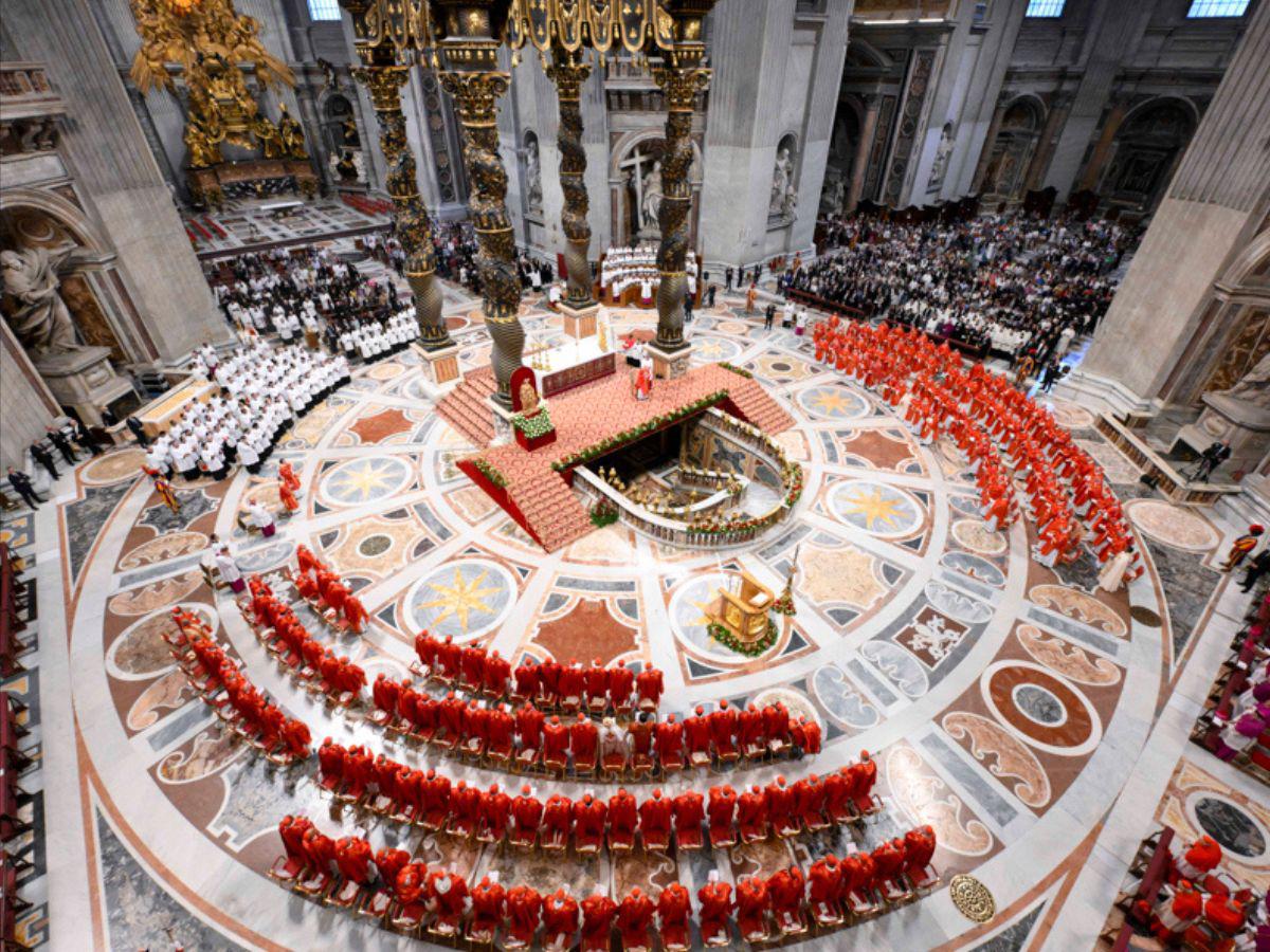 Así viven los feligreses la espera de la primera fumata del cónclave