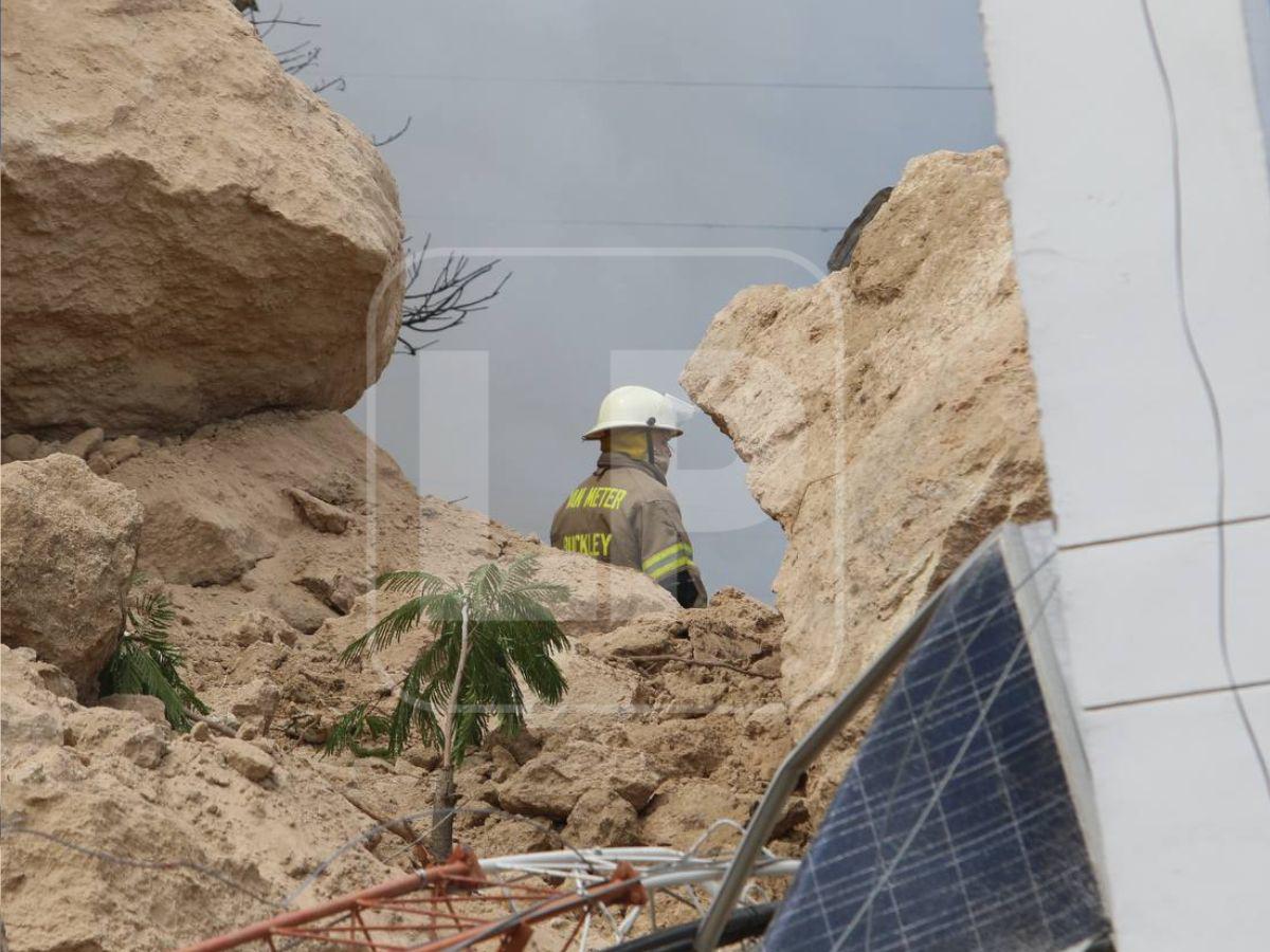 Derrumbe en el anillo periférico deja al menos cuatro personas soterradas, según bombero
