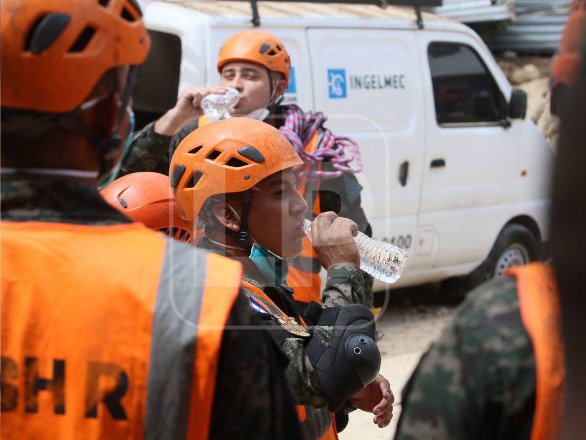 Derrumbe en el anillo periférico deja al menos cuatro personas soterradas, según bombero