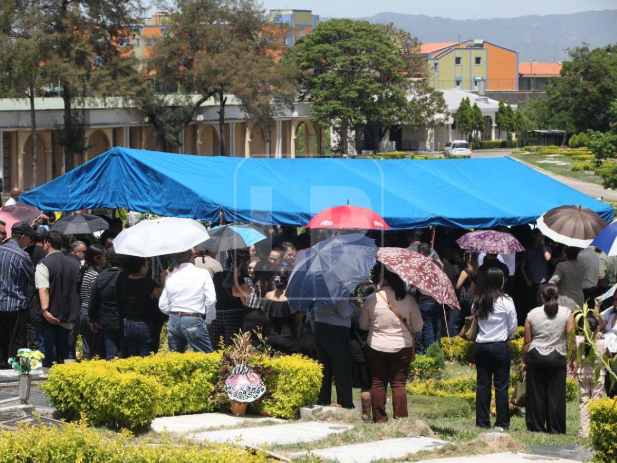 Entre aplausos y homenajes despiden al periodista Arístides Aceituno en Tegucigalpa