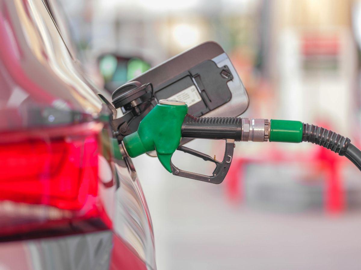 Golpe al bolsillo: estas son las causas que están disparando el precio de los combustibles en Honduras