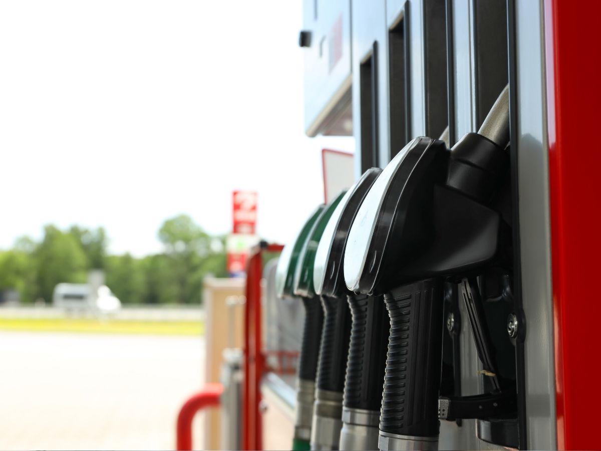 Golpe al bolsillo: estas son las causas que están disparando el precio de los combustibles en Honduras