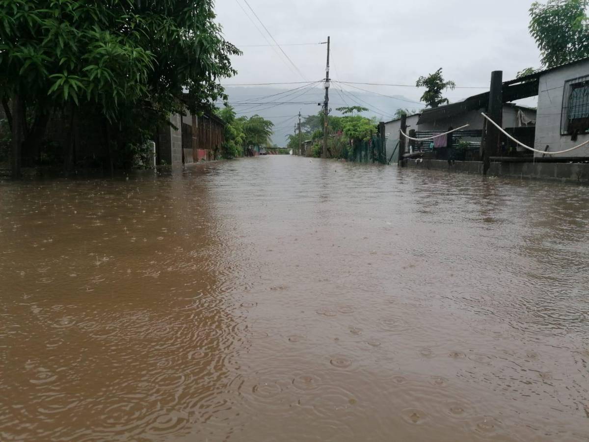 Al menos 50 viviendas permanecen bajo el agua en la colonia Juan Orlando de Choloma