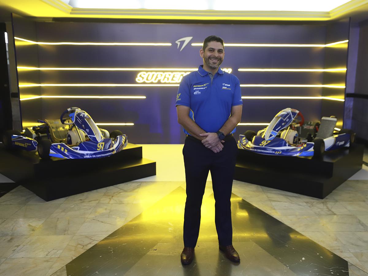 Yankel Valladares, Gerente Retail de UNO Honduras, destaca los beneficios de la Supreme 97 con Dynamax+.