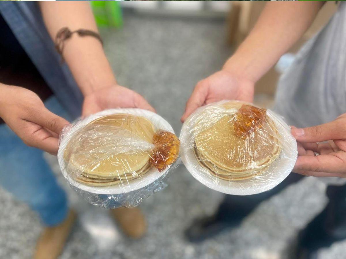 Gemelos venden panqueques para financiar sus estudios en la Unah