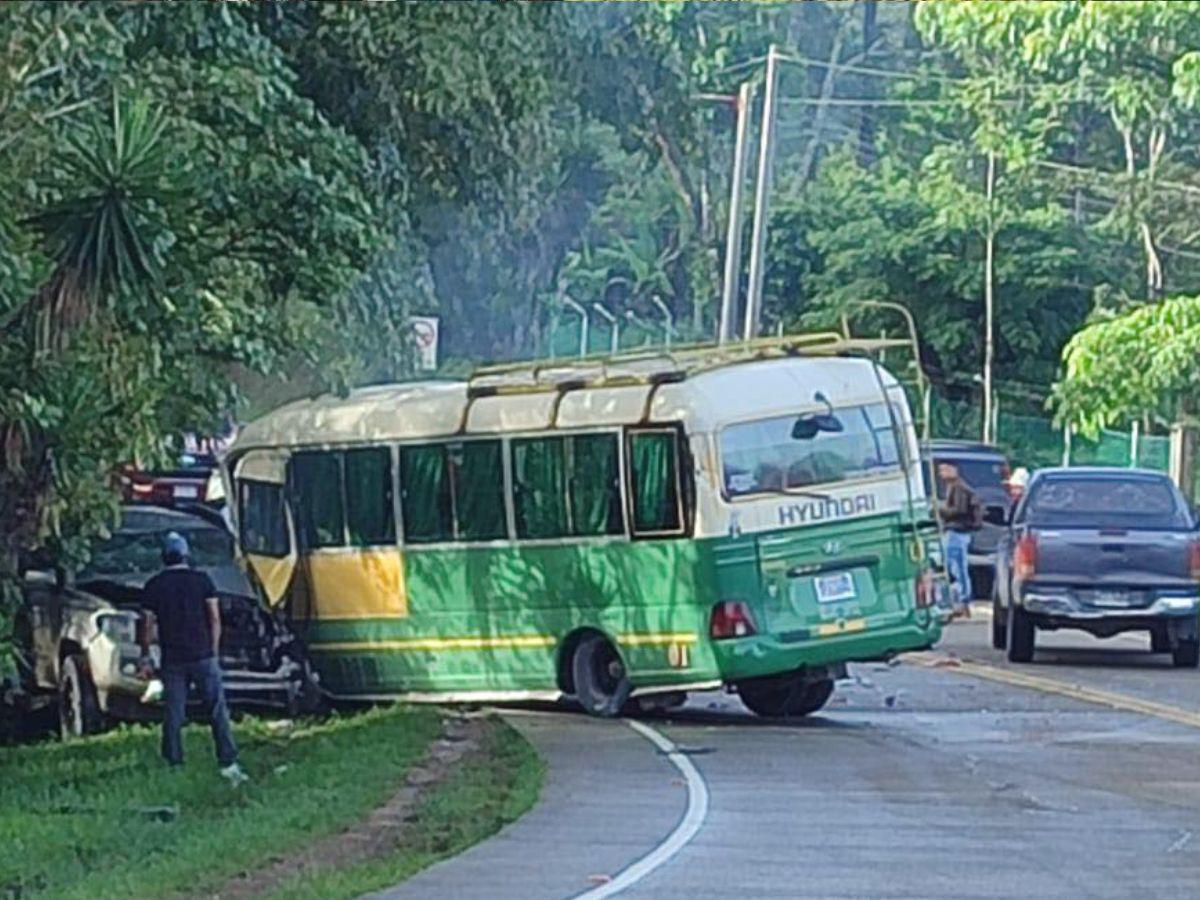 Aparatoso accidente entre un bus y pickup deja jóvenes heridos en Intibucá