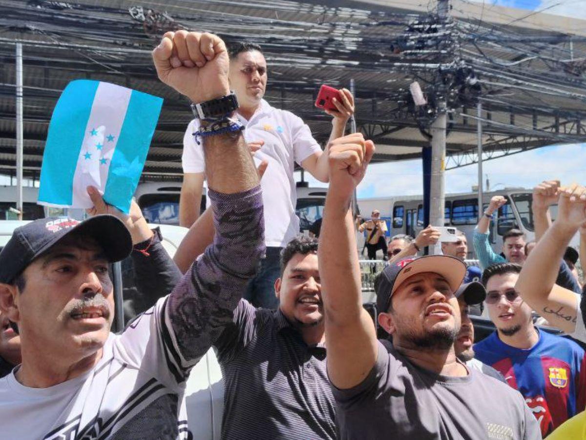 Liberales y empleados del CNE protestan en apoyo a Cossette López y a la democracia