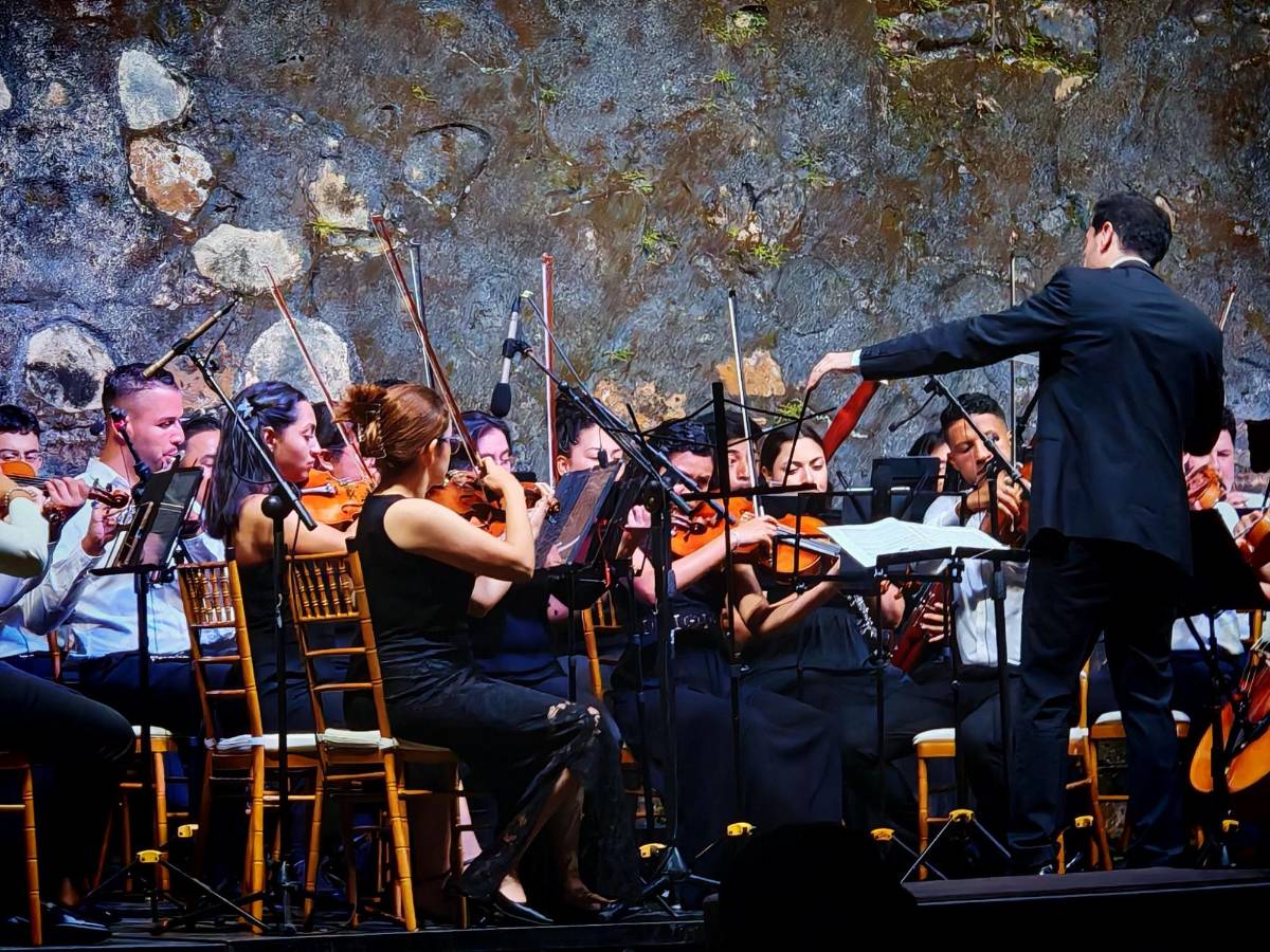 ¿A quién pertenece el busto develado en Trujillo, y por qué funcionarios viajaron en avión?