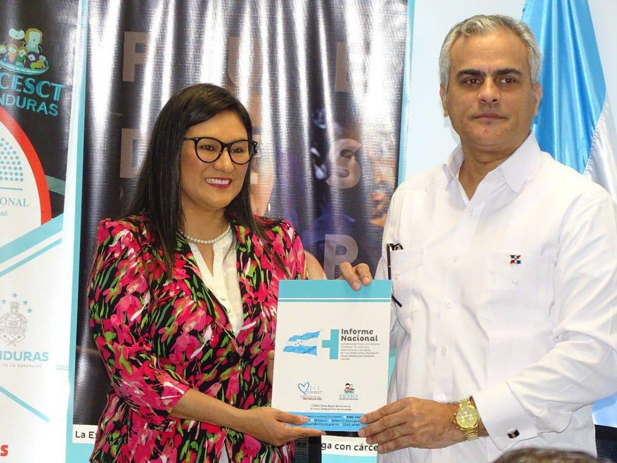 Sua Martíndez, directora de la Cicesct, y el embajador Luis García, de República Dominicada.