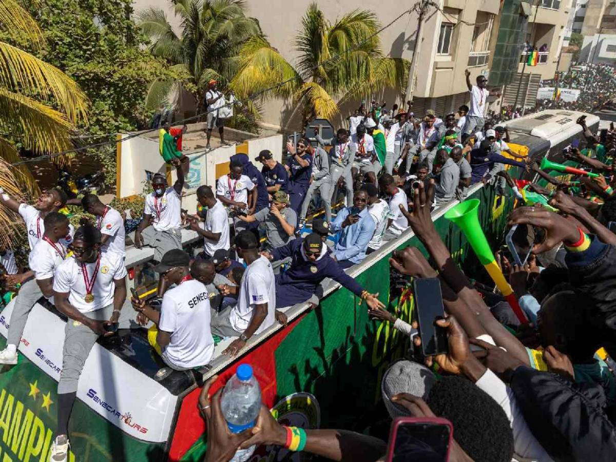 Festejó con sus dos esposas tras título de Senegal: Siempre están a mi lado
