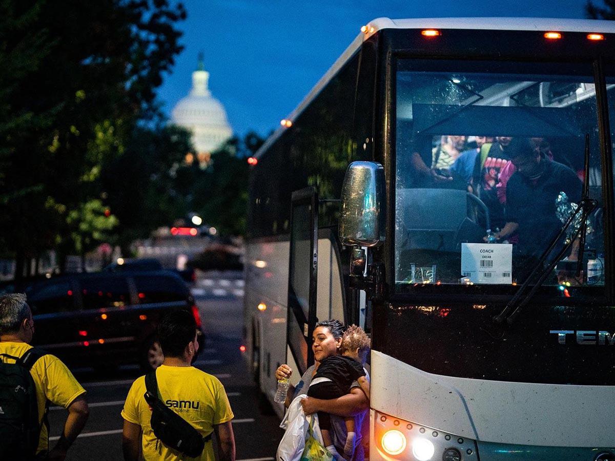 Llegan más buses con migrantes a la casa de Kamala Harris
