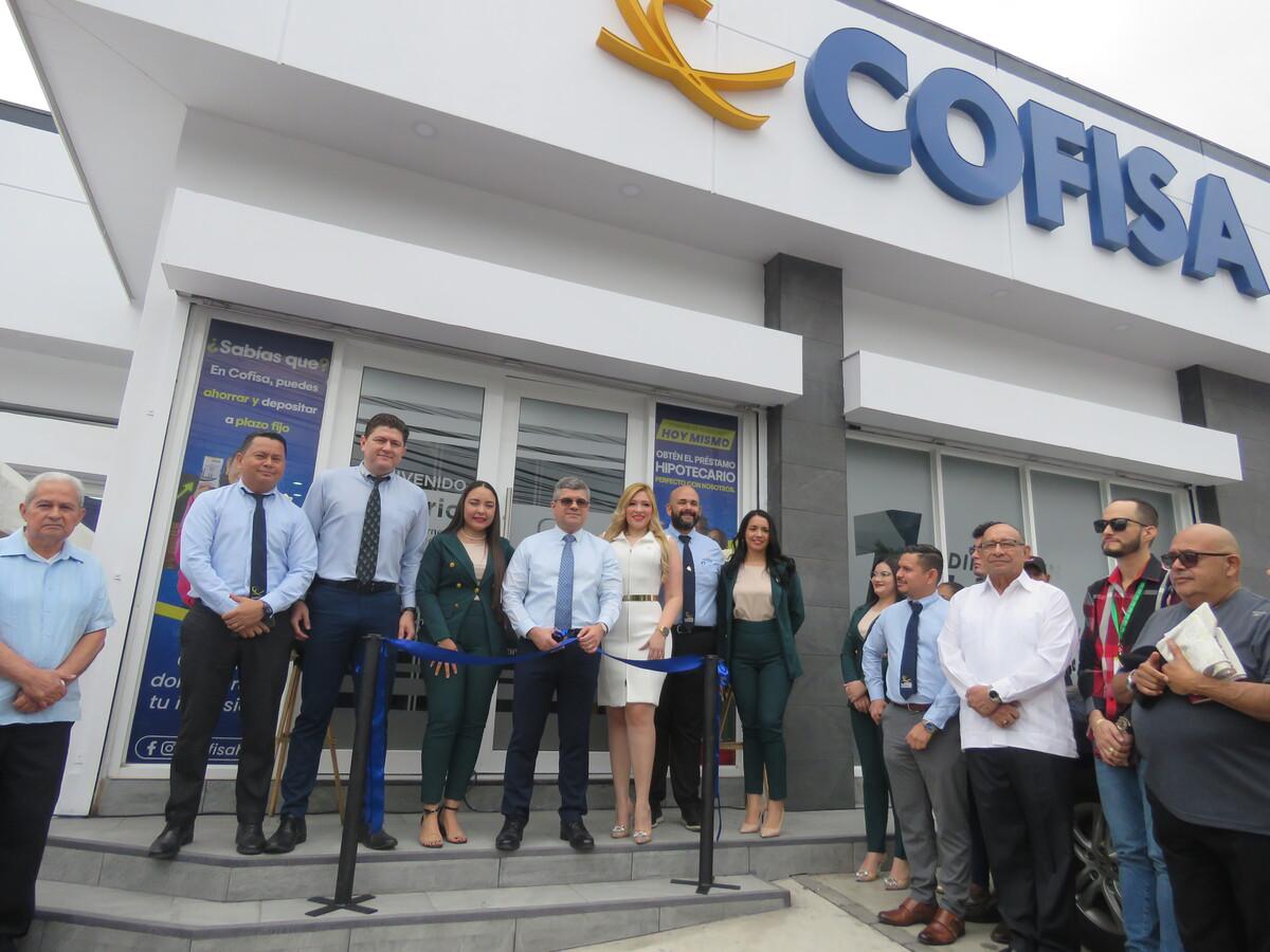 El licenciado Roger Mauricio Valladares al realizar el corte de cinta de la nueva agencia de Cofisa en San Pedro Sula.