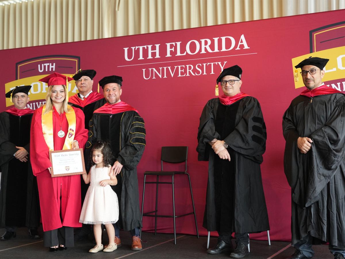 Emma Valladares acompañada de su esposo e hija.