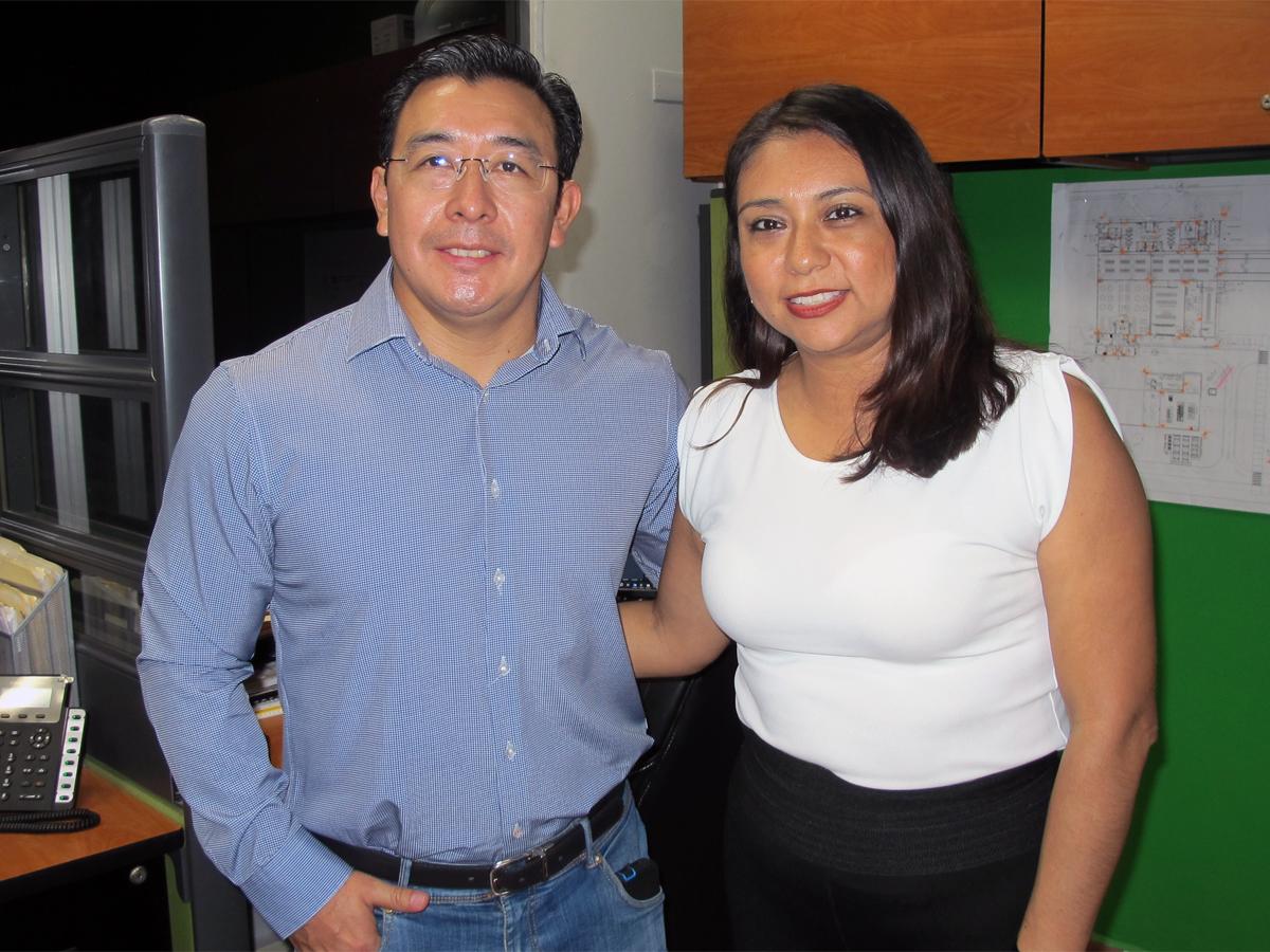 Fabiola Aguirre y Mellington Estuardo, representantes de Hikvision.