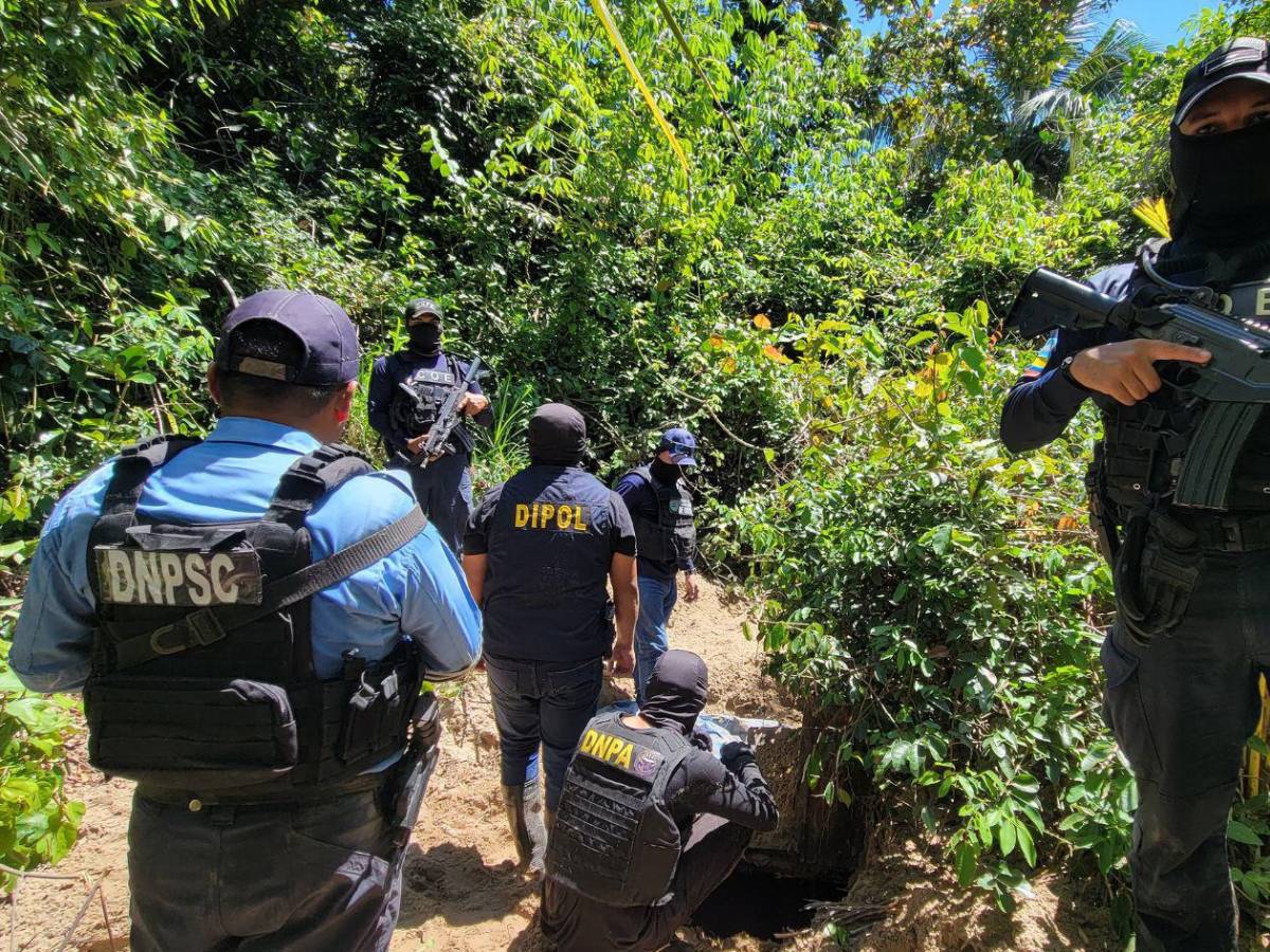 Hallan droga con escudo del Real Madrid enterrada en playa hondureña