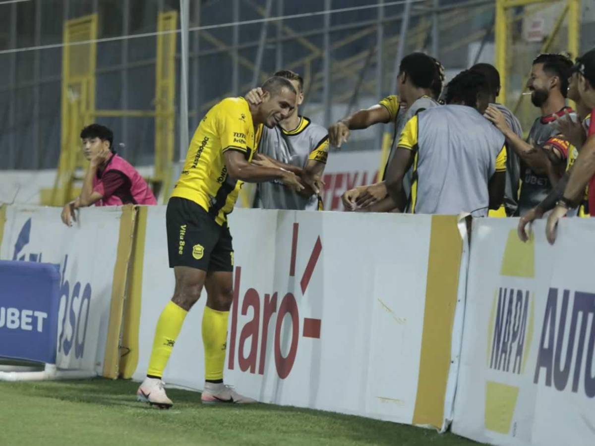 Real España de fiesta, dardo del 'Droopy' a Menjívar y bellas chicas en el Morazán