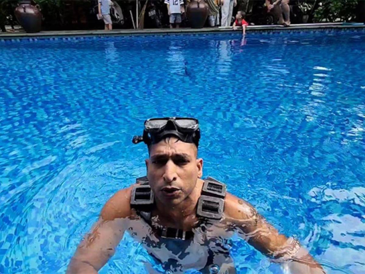 Con una sola respiración: yogui rompe Récord Guinness con 86 flexiones bajo el agua