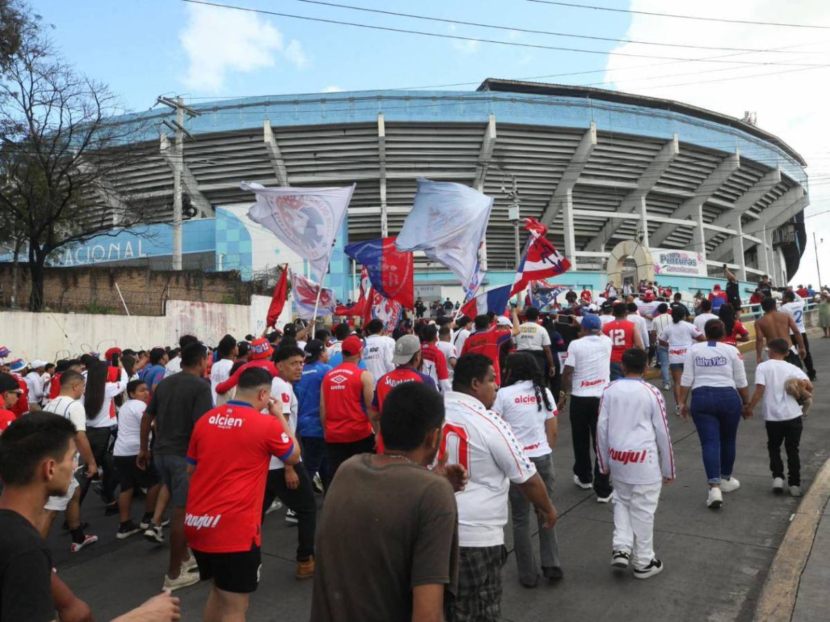 La Ultra Fiel pone color en el clásico Olimpia–Real España; un detenido en la previa