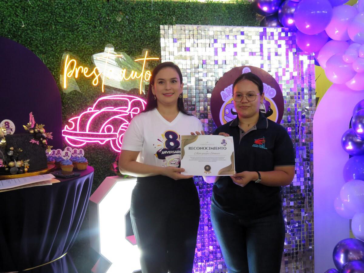 El gerente en nombre de PrestaAuto reconoció el apoyo a uno de sus aliados que han contirbuido para generar más financiamiento a PrestaAuto.