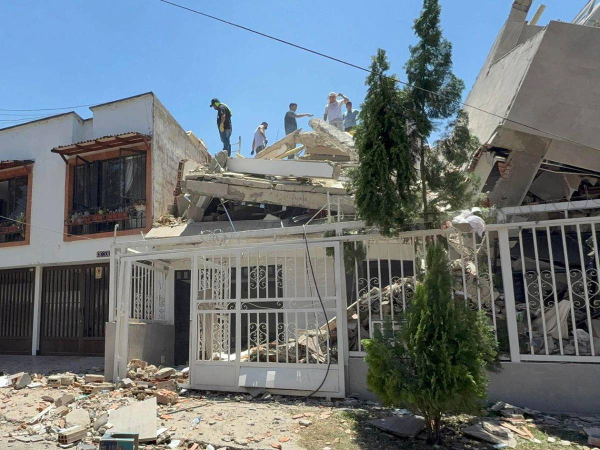 Tenía una corazonada: entre escombros, madre busca a su hijo tras el terremoto que sacudió a Colombia