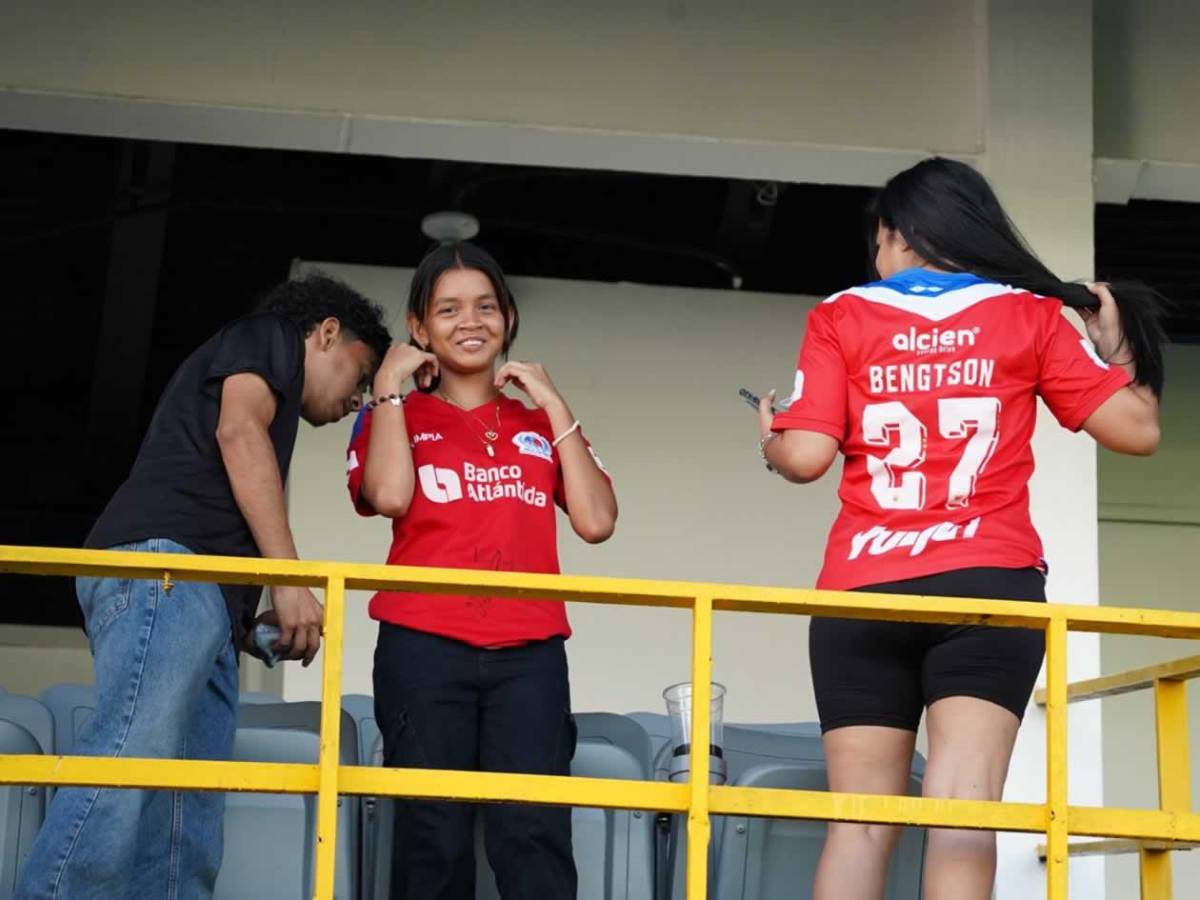 Bellas chicas, sexy rubia y Beckeles se roba el show en el Victoria vs Olimpia