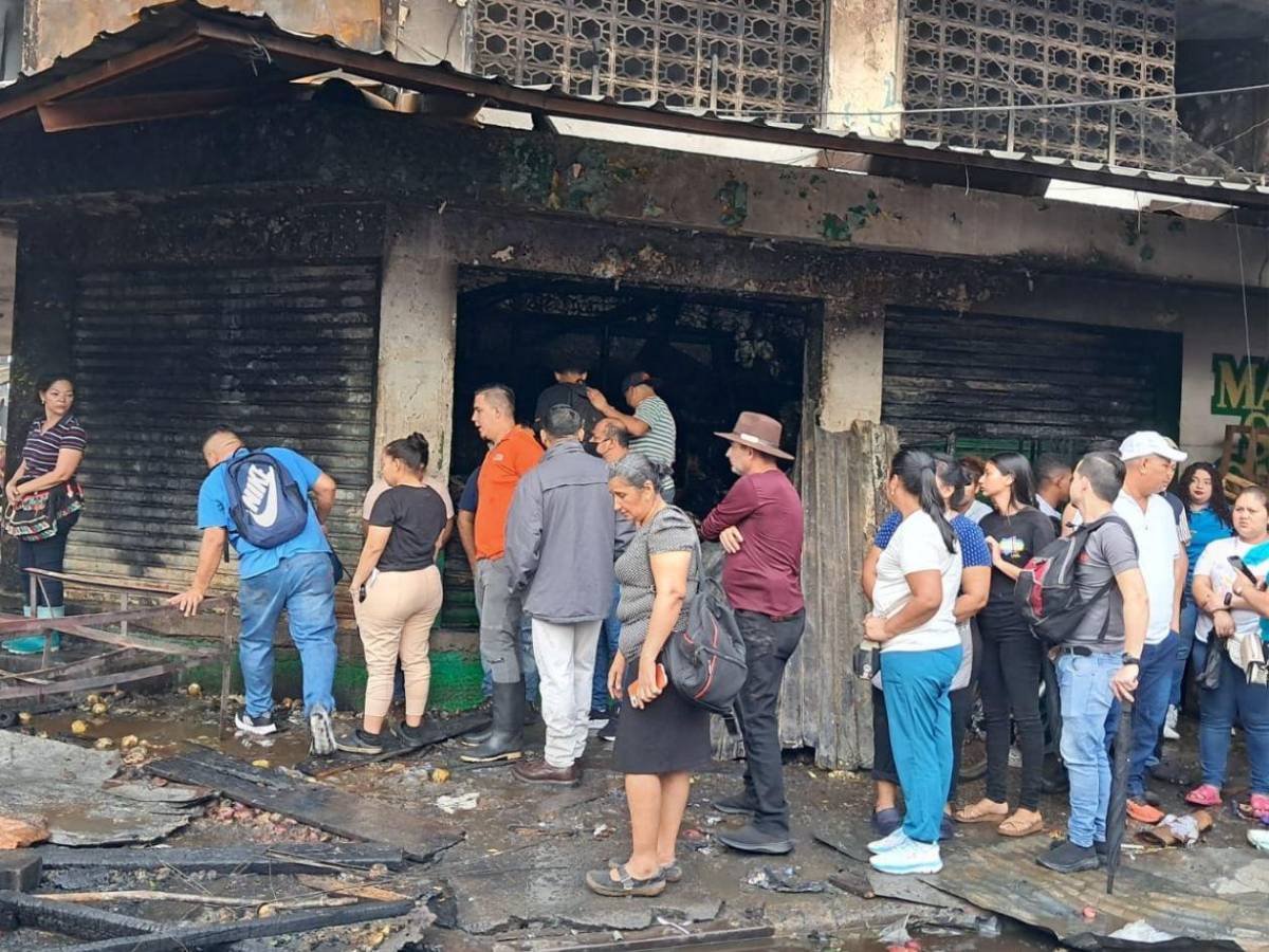 Historias de pérdida y esperanza tras incendio que arrasó con locales en mercado