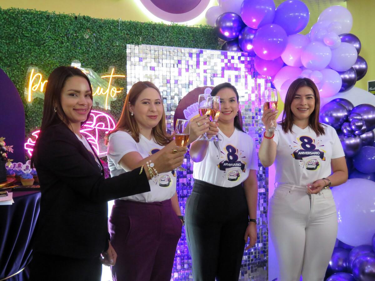 Las ejecutivas realizaron el brindis de celebración.
