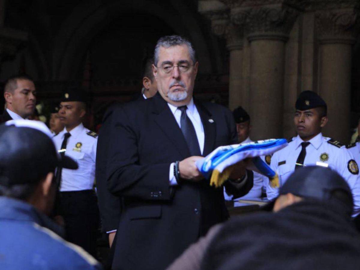 Así fue el emotivo homenaje a policías asesinados en motines en Guatemala