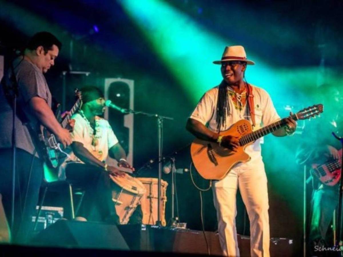 Momentos inolvidables en la vida del cantante Aurelio Martínez