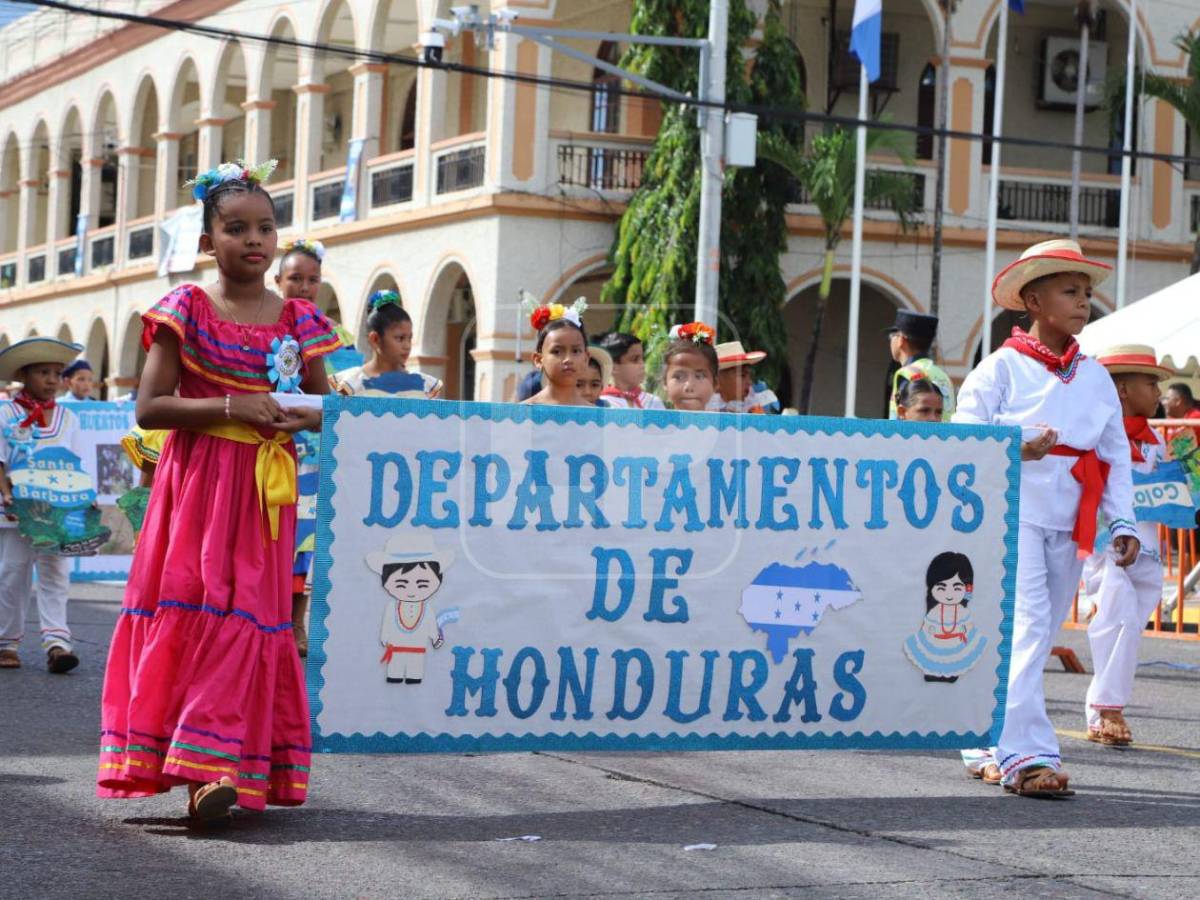 Fervor patrio en La Ceiba: los niños rinden honor con colorido desfile