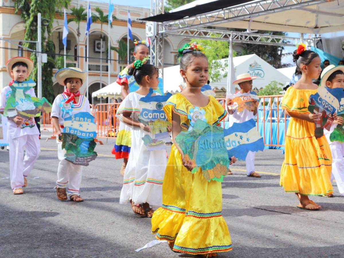 Fervor patrio en La Ceiba: los niños rinden honor con colorido desfile