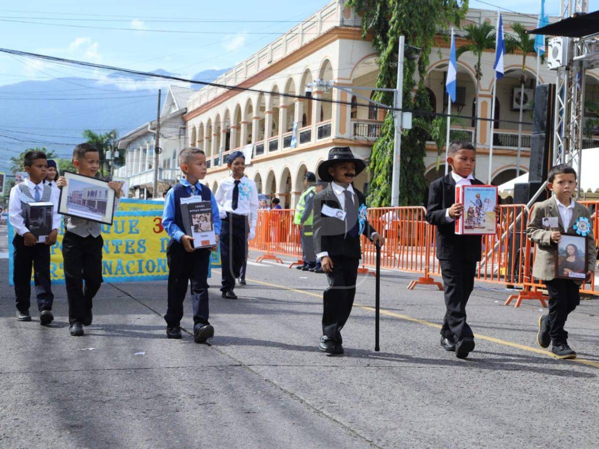 Fervor patrio en La Ceiba: los niños rinden honor con colorido desfile