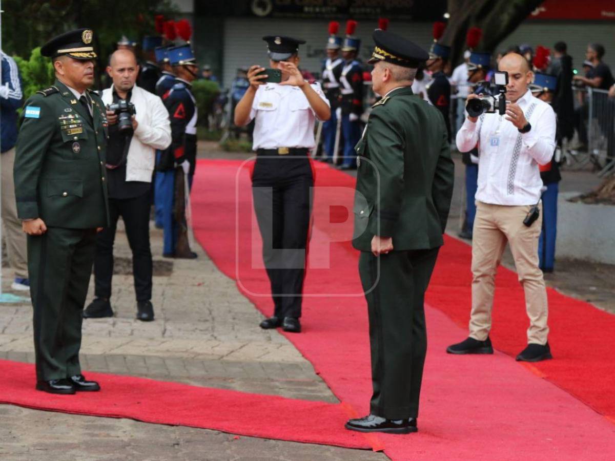 Nublado y con una ausencia: las imágenes que dejó la izada de la Bandera Nacional