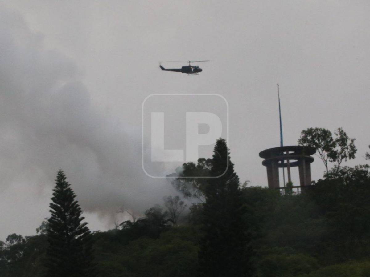 Nublado y con una ausencia: las imágenes que dejó la izada de la Bandera Nacional