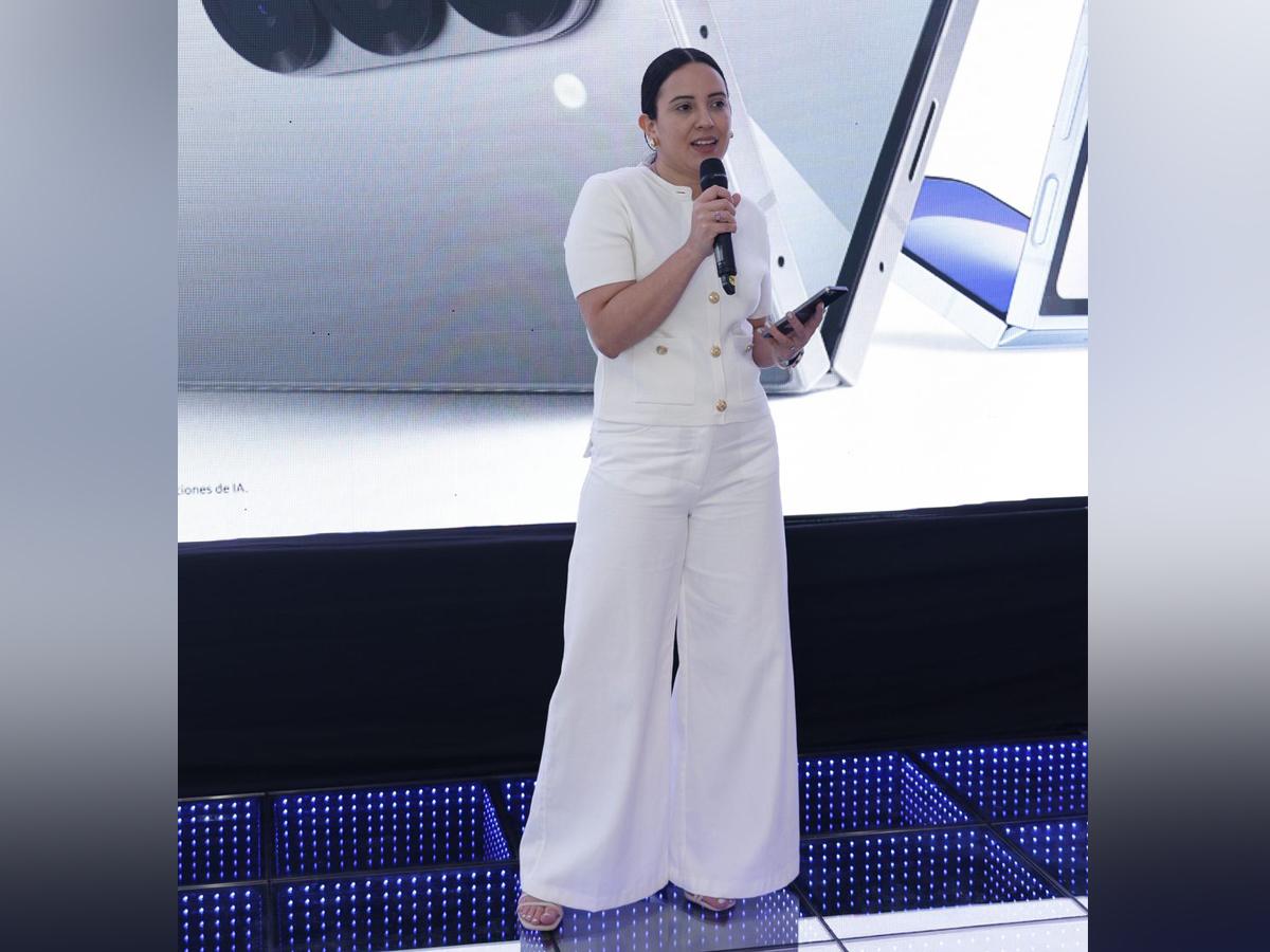 Mariela Coca, Gerente de Cuentas Clave Samsung, destacó la tecnología Galaxy AI que potencia las experiencias móviles de los usuarios.