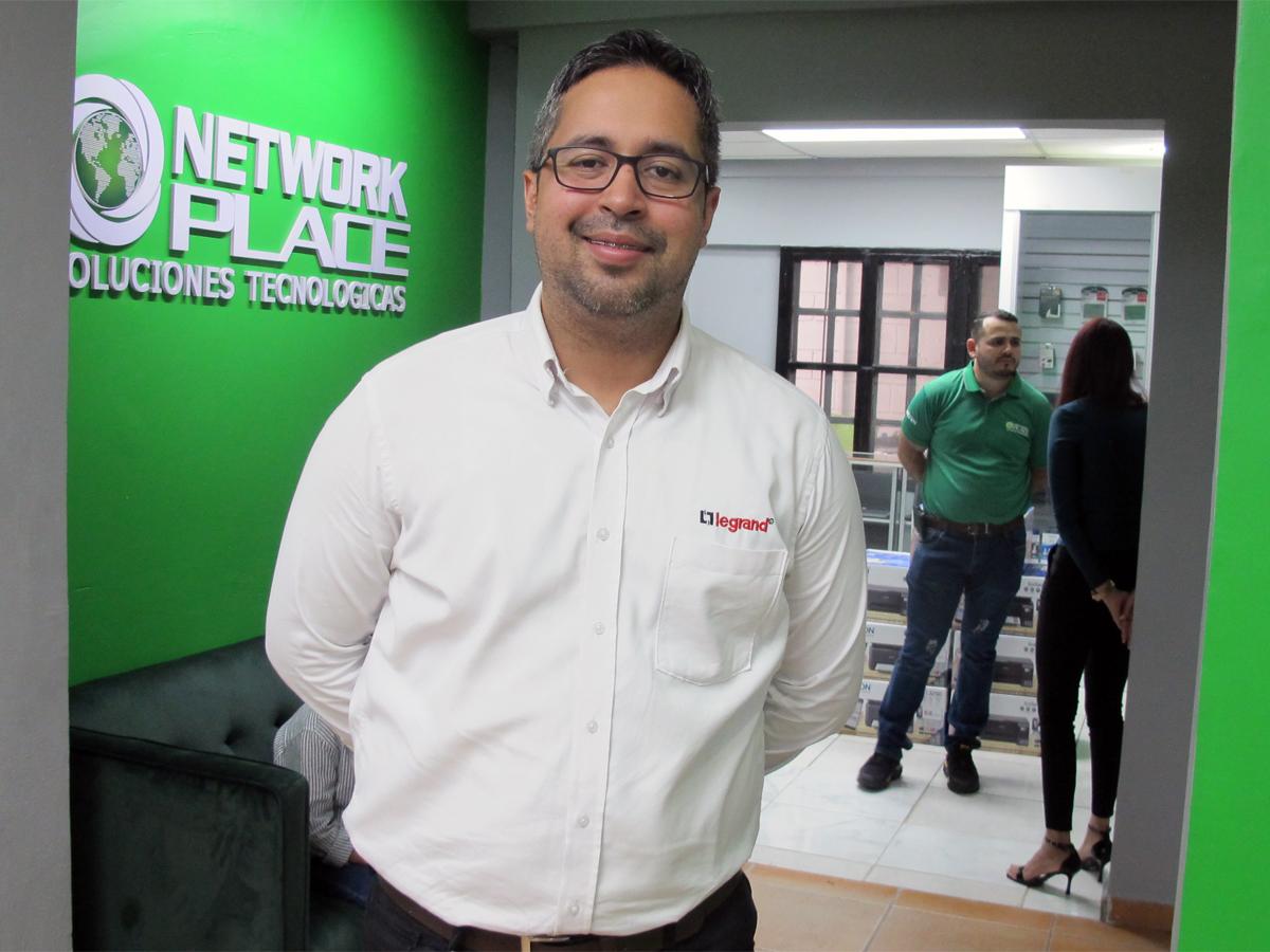 Alejandro Arguello, representante de Legrand.