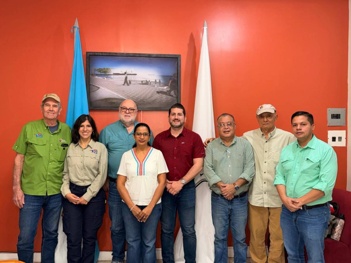 Llevan 16 guacamayas a la cuenca del río Cangrejal para ser liberadas