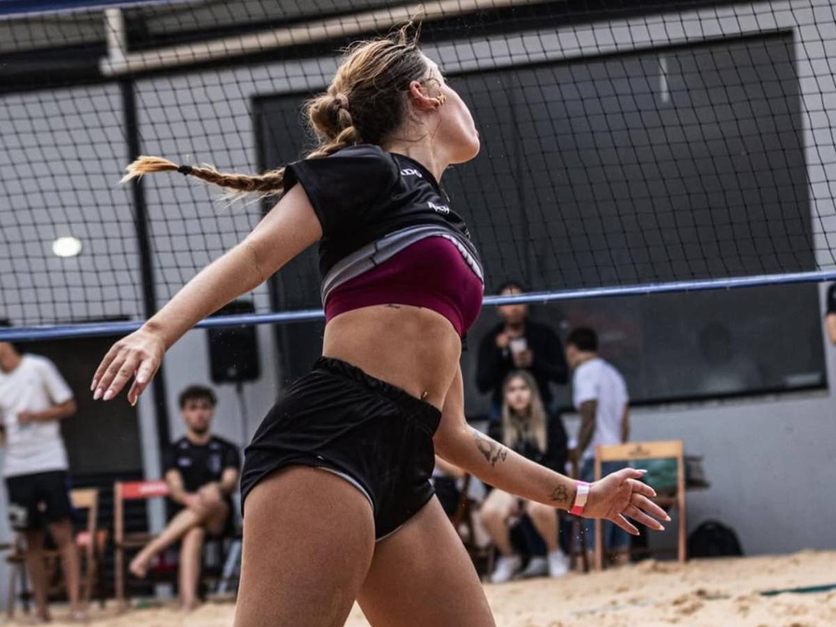 Jugador deja a la futbolista viral y ahora sale con hija de director deportivo