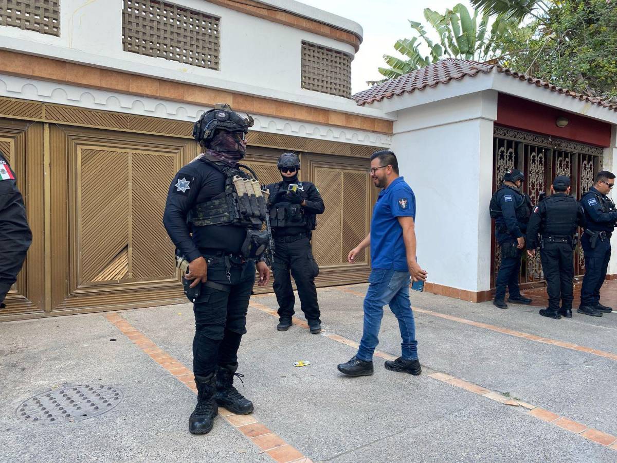 Filósofo corre a albañil por comer frente a su casa y desata ola de protestas en México