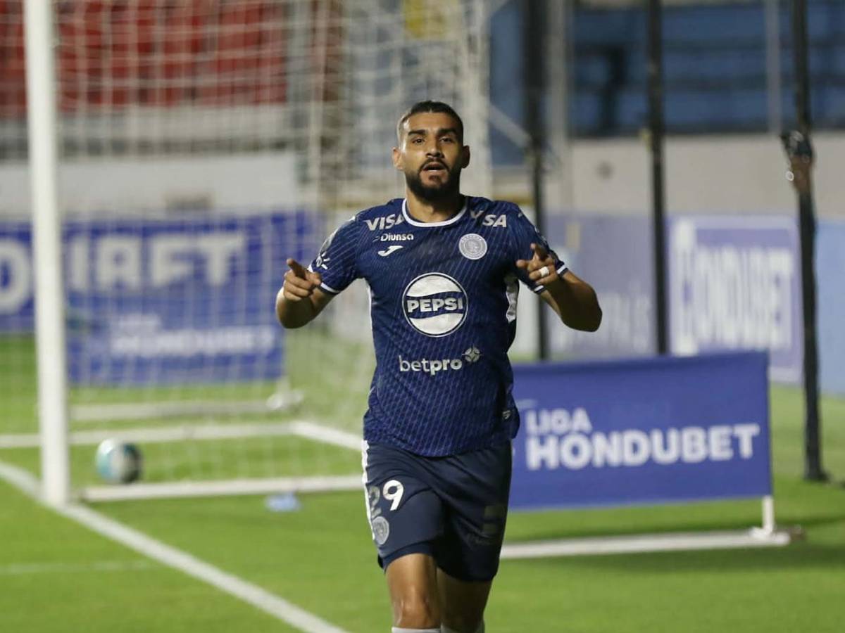Marcó triplete y recibió beso, polémicas del FVS, selfie de Motagua y Victoria se hunde